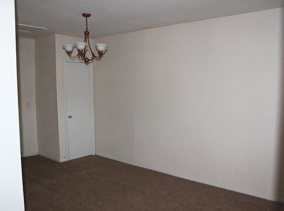 5th image of 4413 Versailles Dr