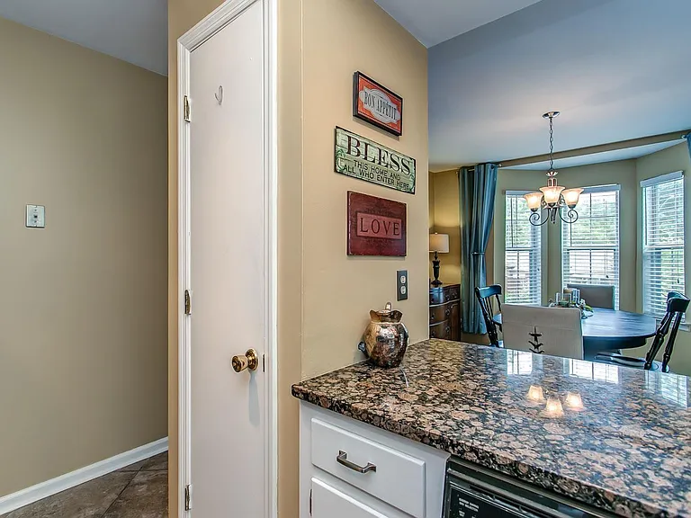 1001 Clifton Ln — Photo 4