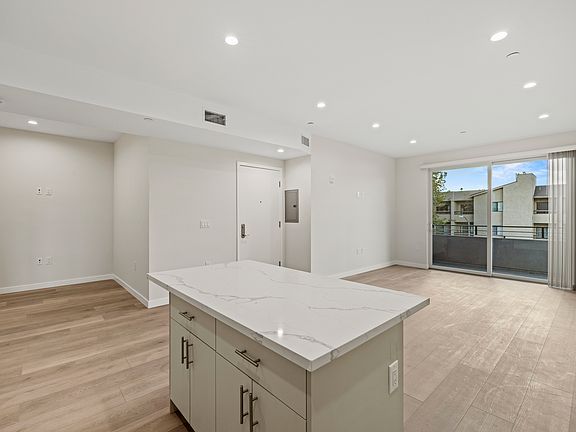 5th image of 423 Oak St #304