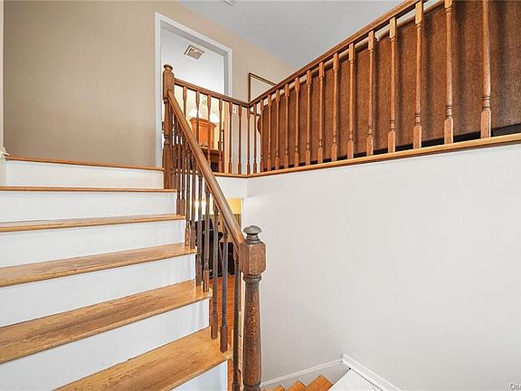 2nd image of 20 Moulton Cir