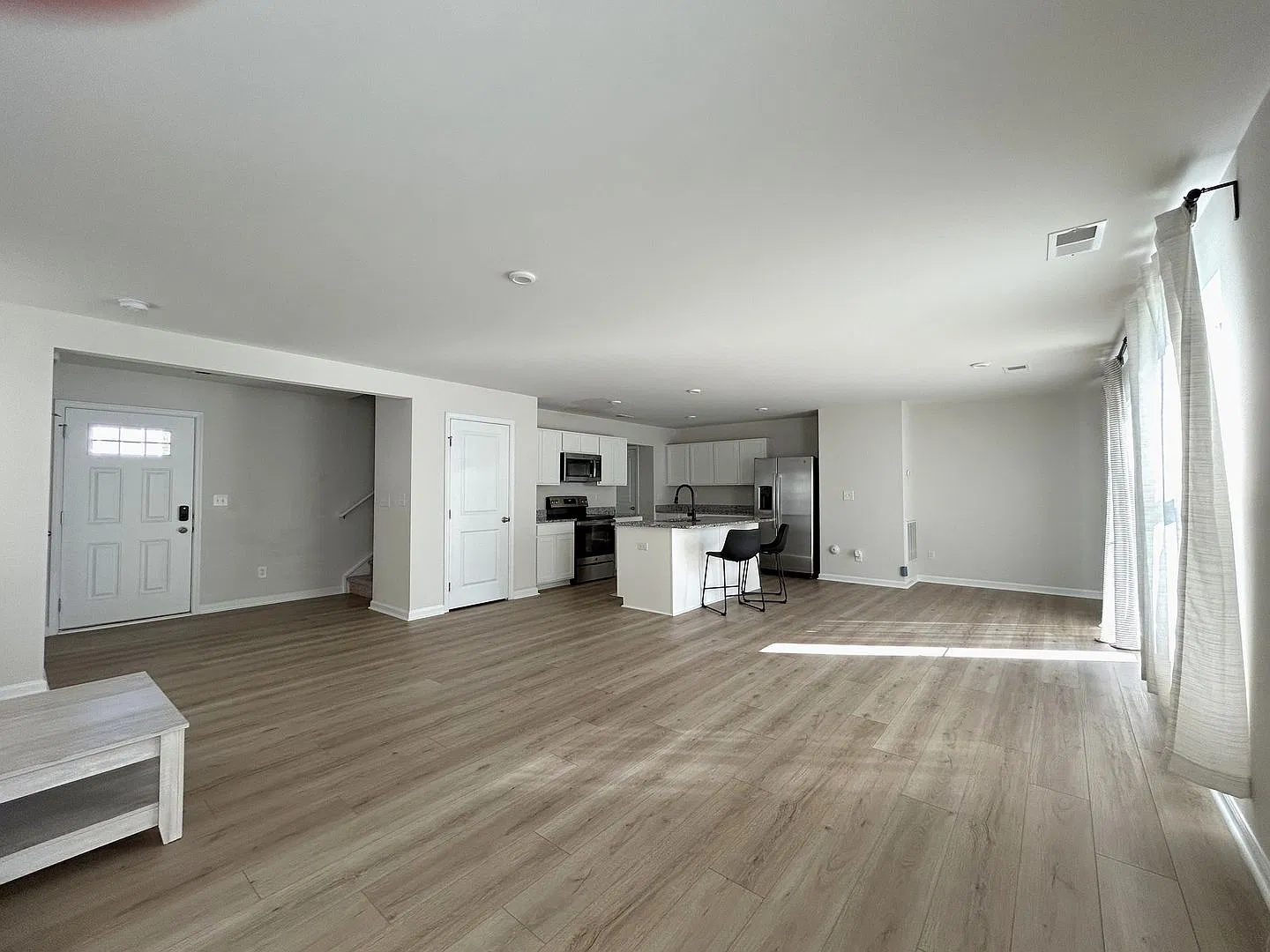 4 bed, 2.5 bath spacious 2-story home - Oversized bedrooms, washer/dryer included — Photo 4