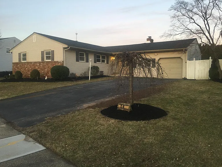 24 Yorkshire Pl — Photo 1