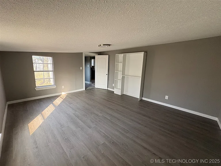 109 N Walker St — Photo 9