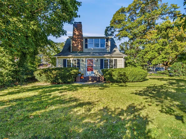 241 Bayville Avenue, Bayville, NY 11709