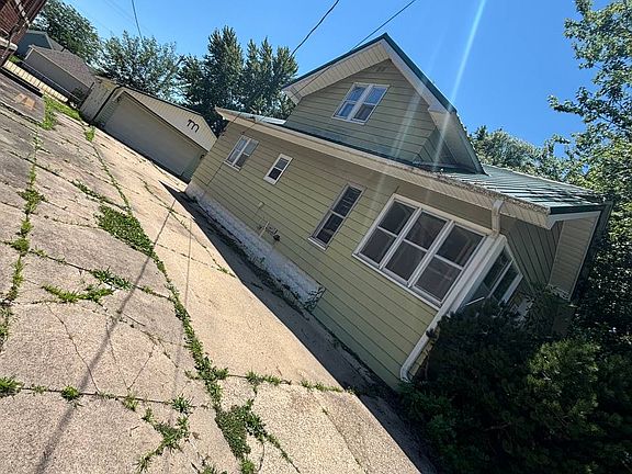 2nd image of 110 1st St NW