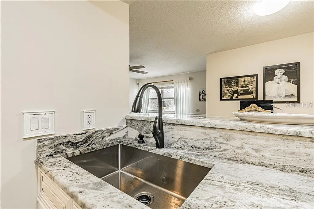 2 bed, 1.0 bath, 818 sqft, $1,900 — Photo 4