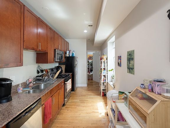 3rd image of 2046 W Touhy Ave APT 2