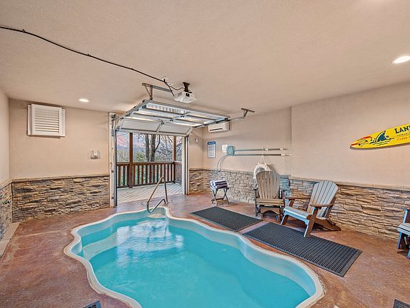 3rd image of 2136 E View Dr