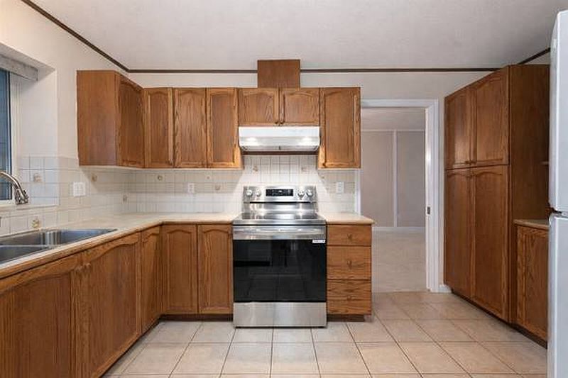 Surrey House for rent - 3 Bedrooms — photo 18