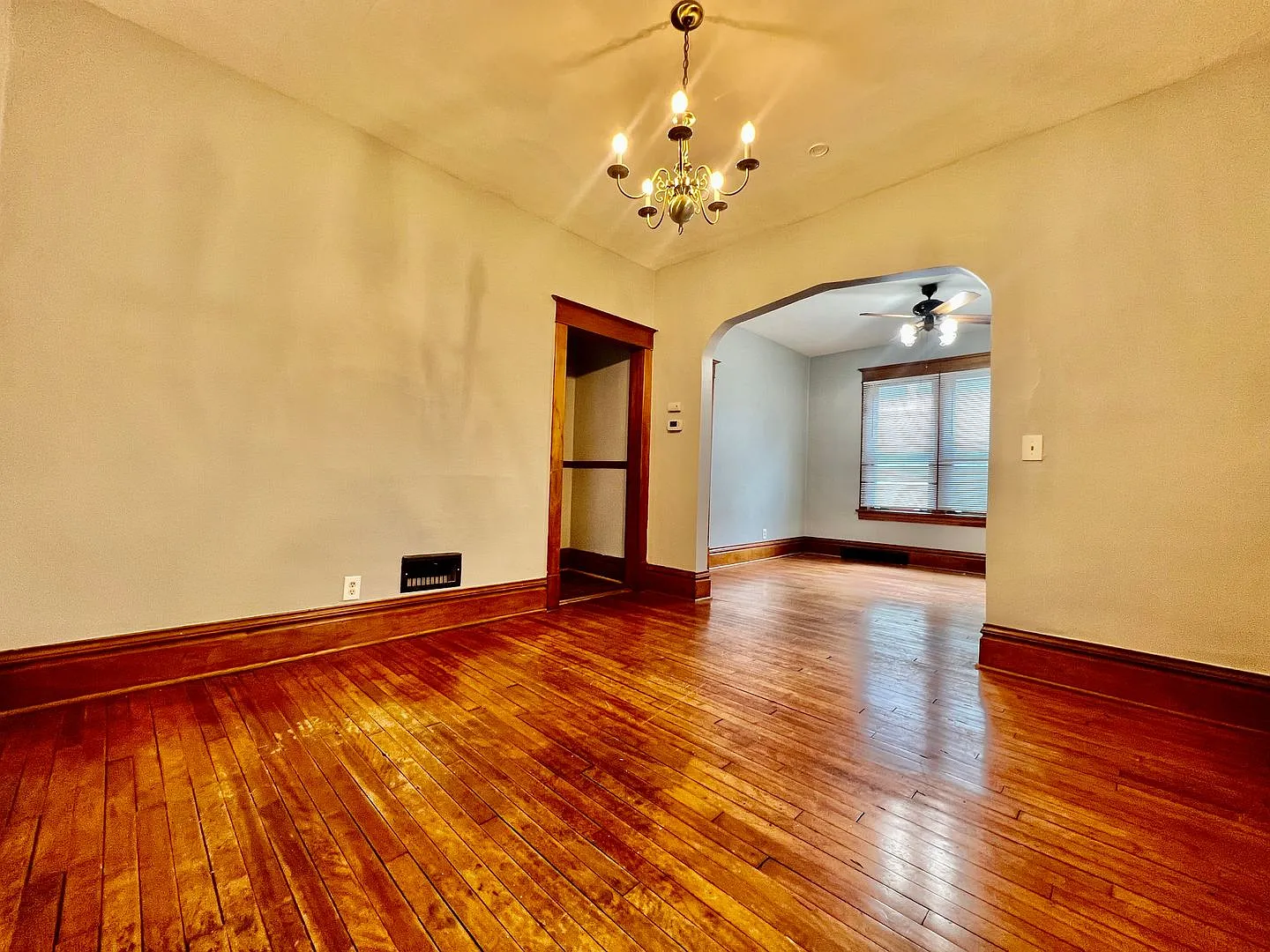 884 Margaret St E — Photo 1