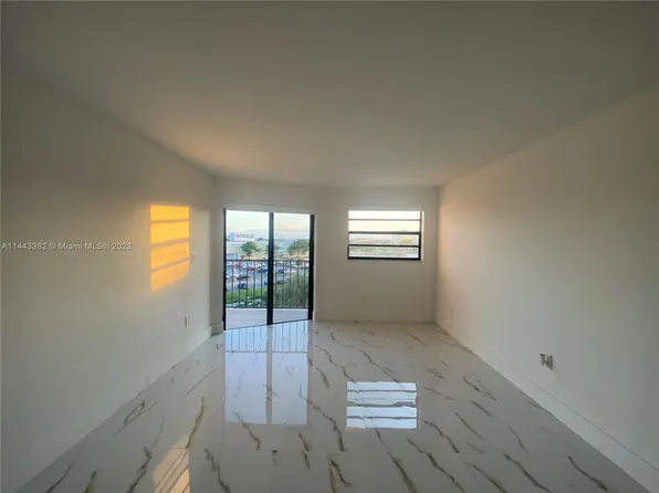1820 W 53rd St APT 513, Hialeah, FL 33012