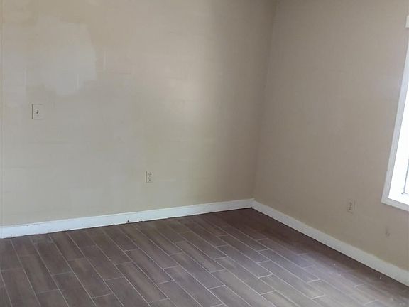5th image of 1280 Saxon Ave