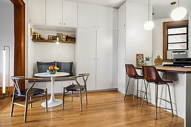 Sold by New York Casas Ltd.