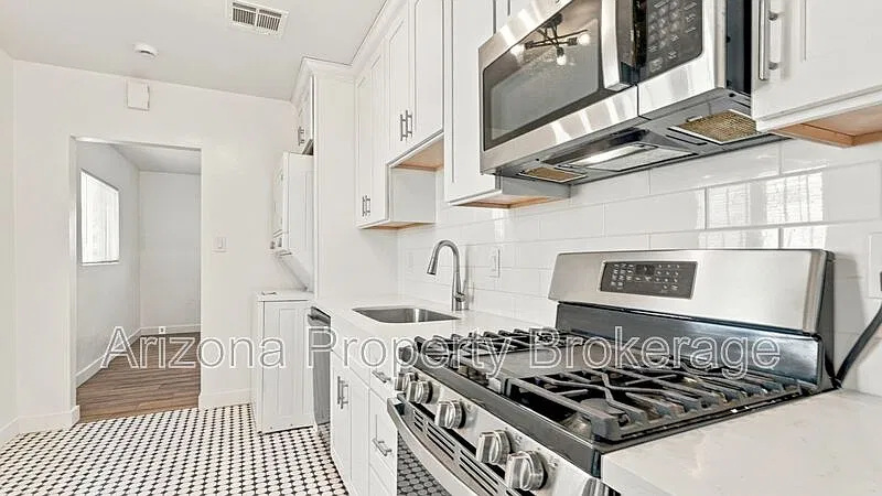1 bed, 1.0 bath, 702 sqft, $1,250 — Photo 1