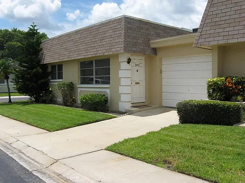 7077 Versailles N Photo 1