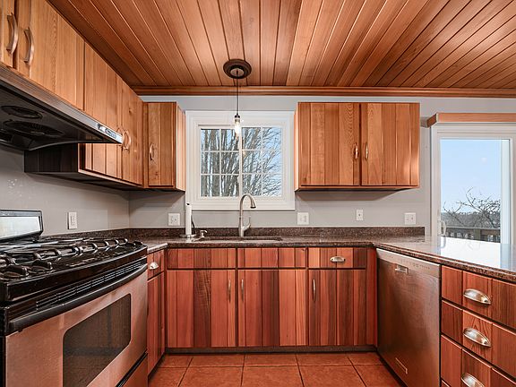 2nd image of 190 Gladstone St #2