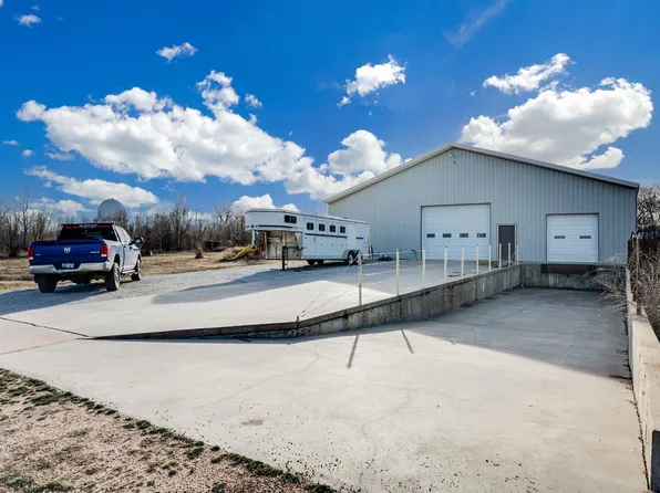 2405 E Wasp Rd, Hutchinson, KS 67501