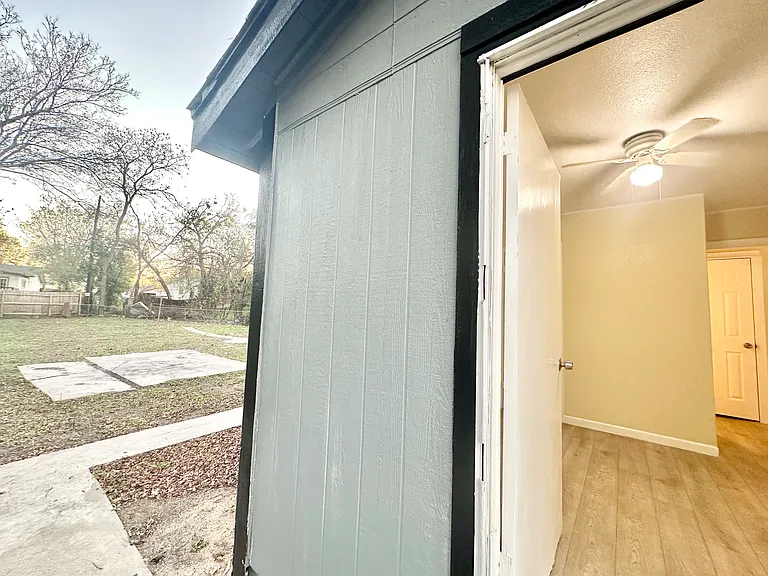 104 E Fowler Ave — Photo 47
