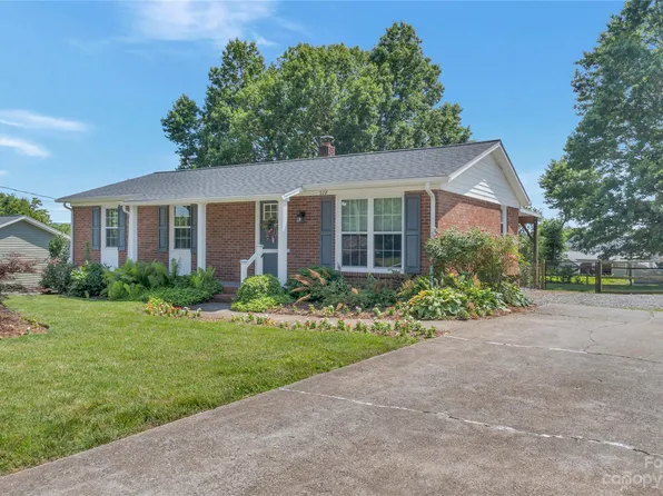 208 Stephens Dr, Morganton, NC 28655