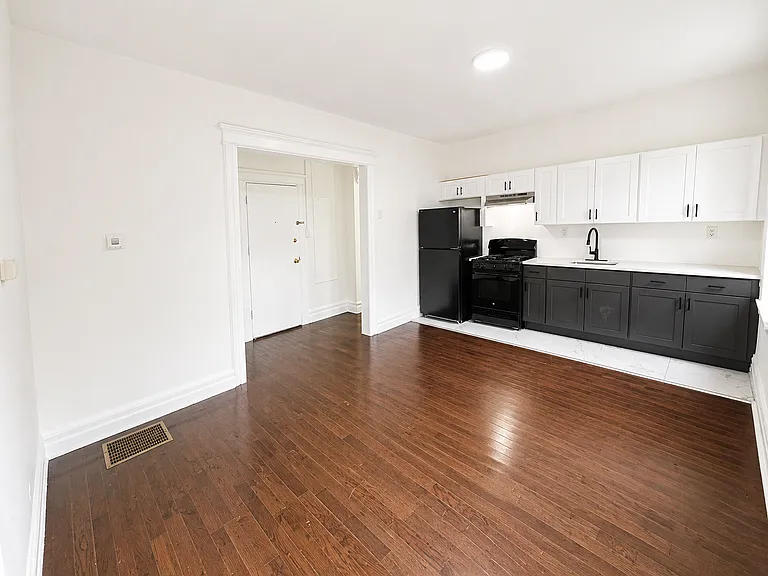 214-218 W Market St #3 — Photo 2