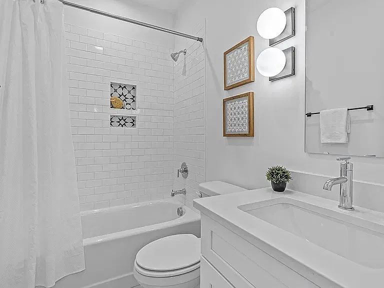 4 bed, 3.5 bath, 2334 sqft, $775 — Photo 2
