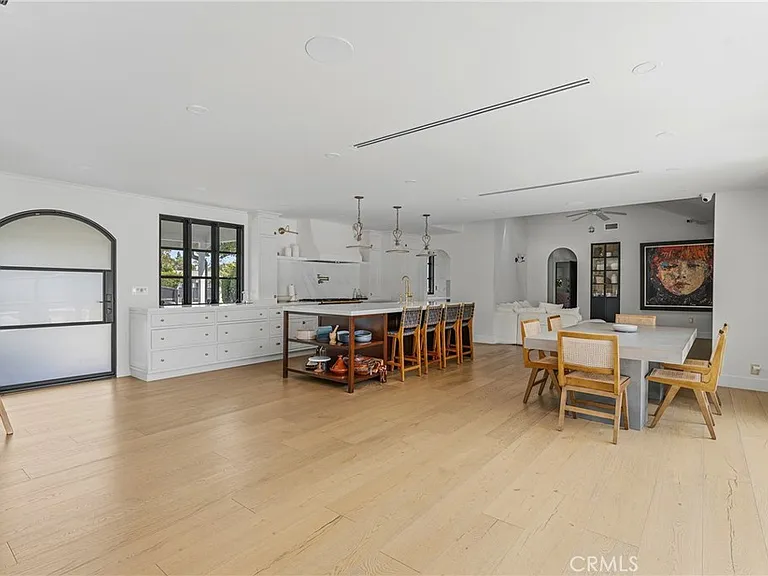 22960 Calvert St — Photo 16
