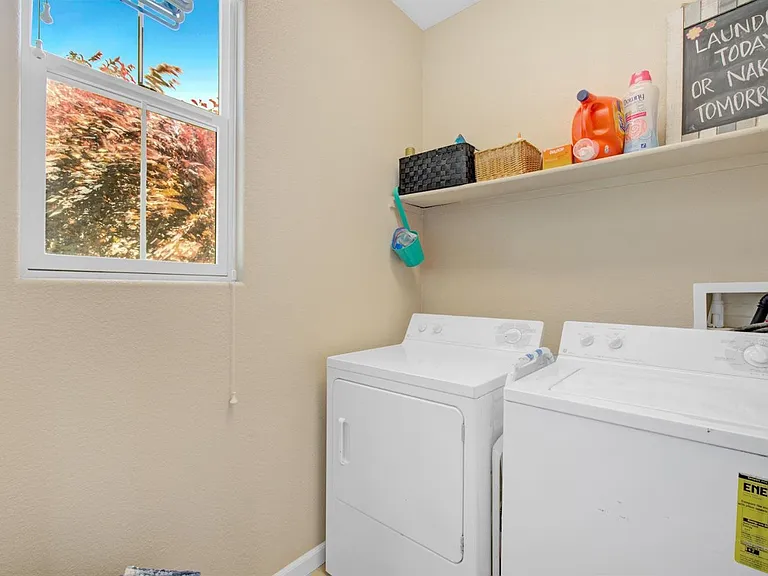 406 Toyon Ln — Photo 13