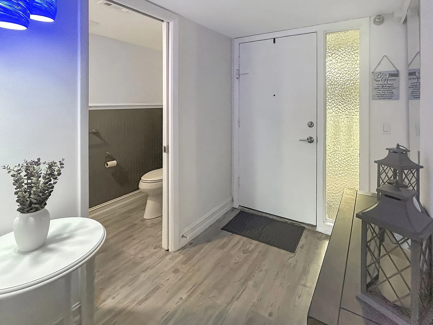 Furnished & Updated 1 Bed/1.5 Bath Near the Beach! Great Amenities — Photo 3