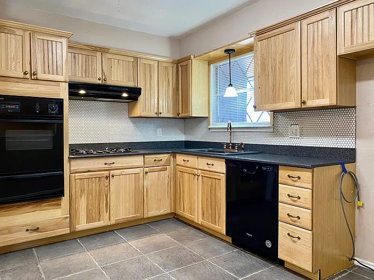 1411 Hampton Dr — Photo 3