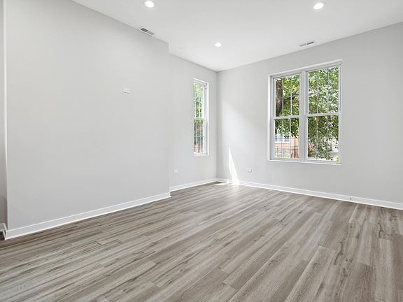4th image of 2739 W Evergreen Ave #1