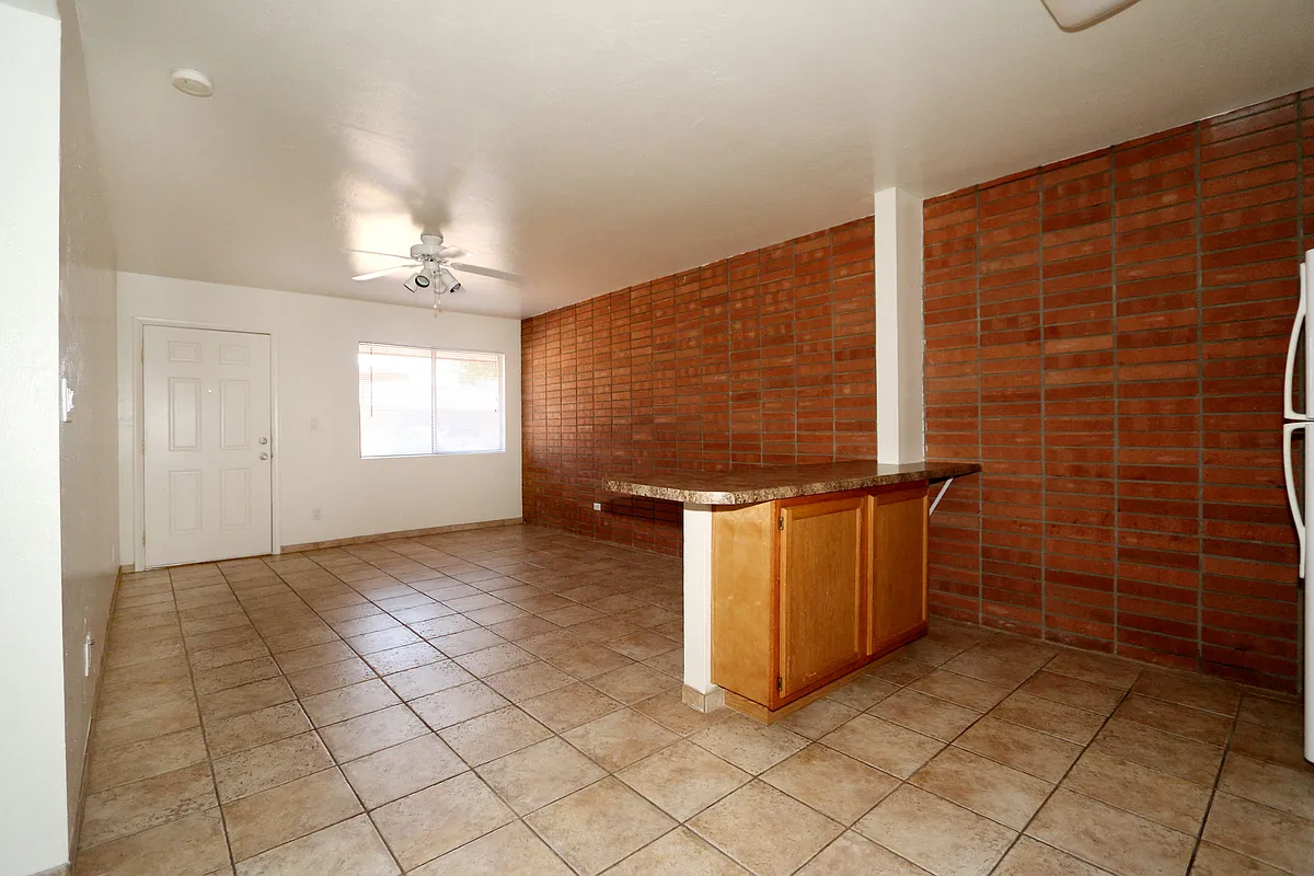 Building Photo - 707 W Rose Ln