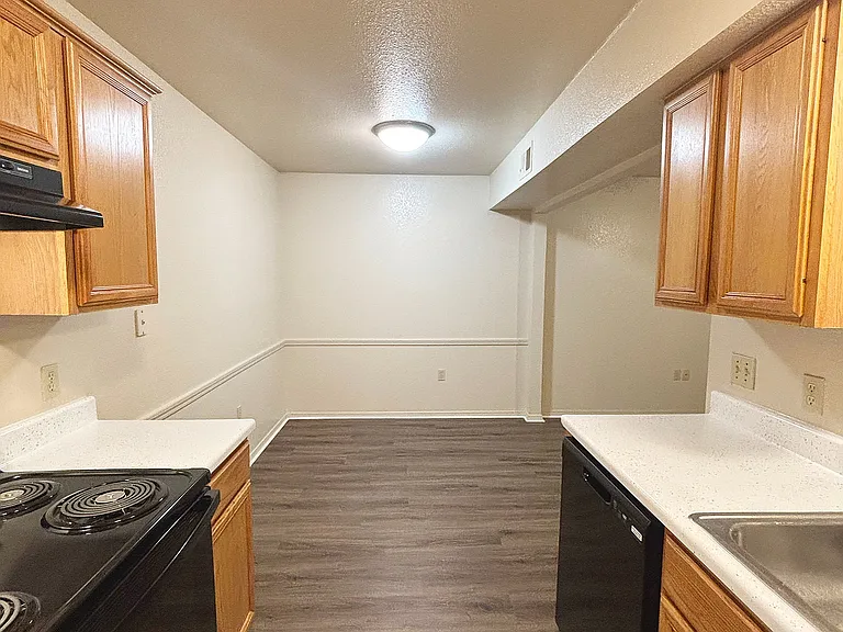 Cadet - Kitchen & Dining Area