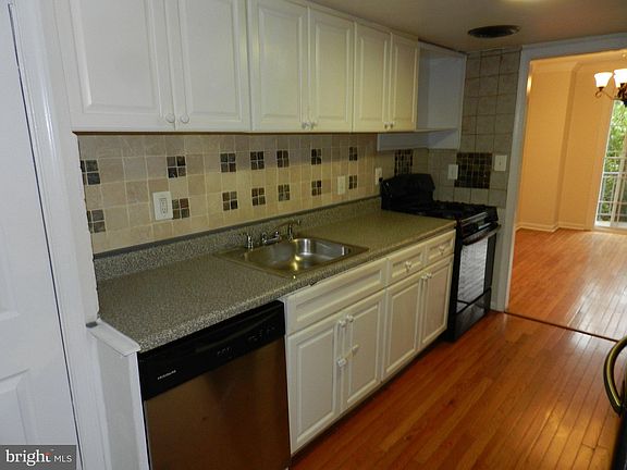4th image of 5956 Westchester Park Dr