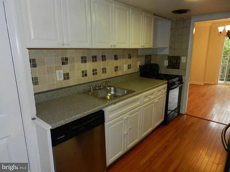 5956 Westchester Park Dr — Photo 4