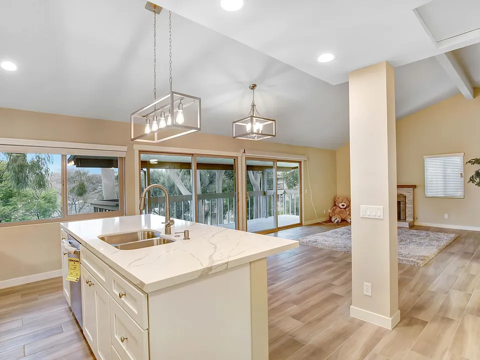 8036 Valle Vista Dr