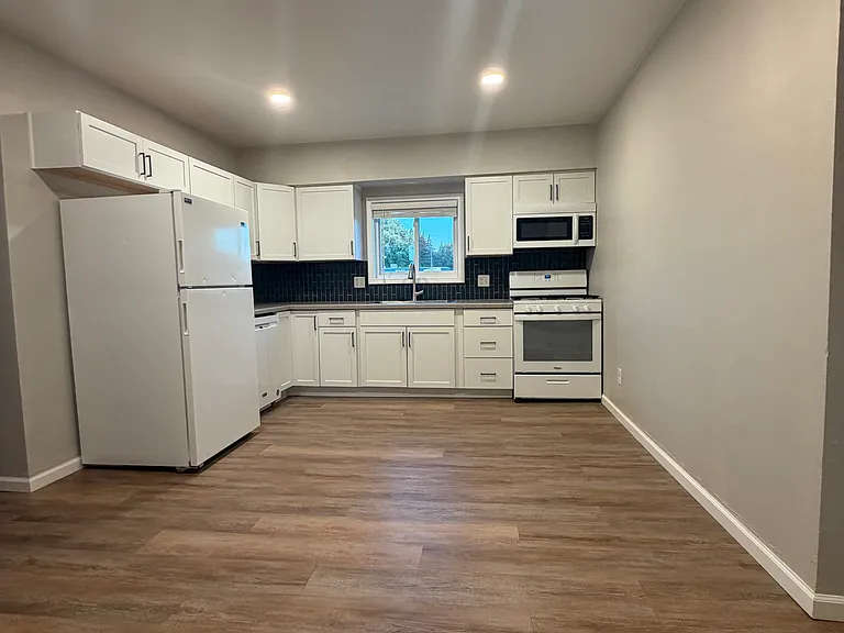 2317 Glendale Ave — Photo 5