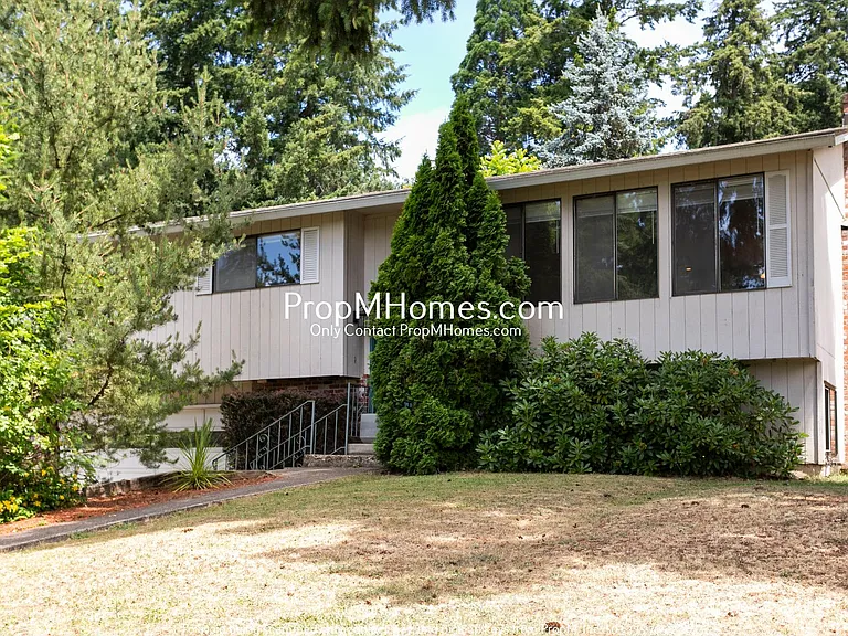 810 SW Spring Ln — Photo 1