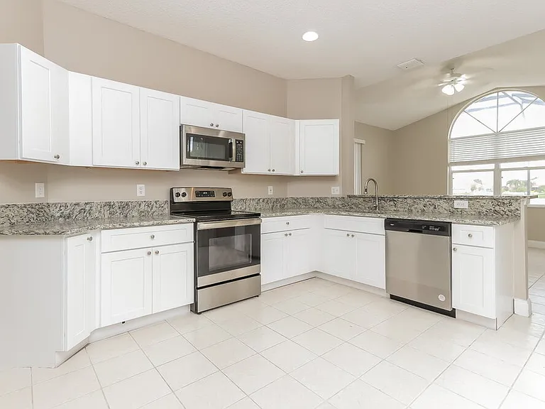 7673 Springfield Lake Dr — Photo 6