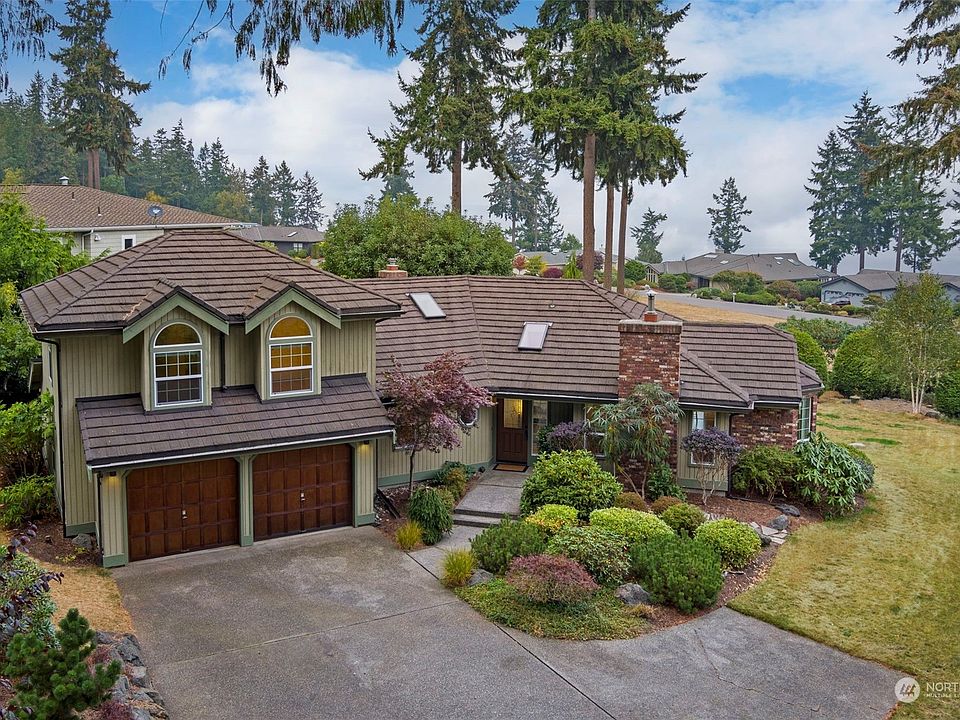 Custom home on large 1/2 lot.>