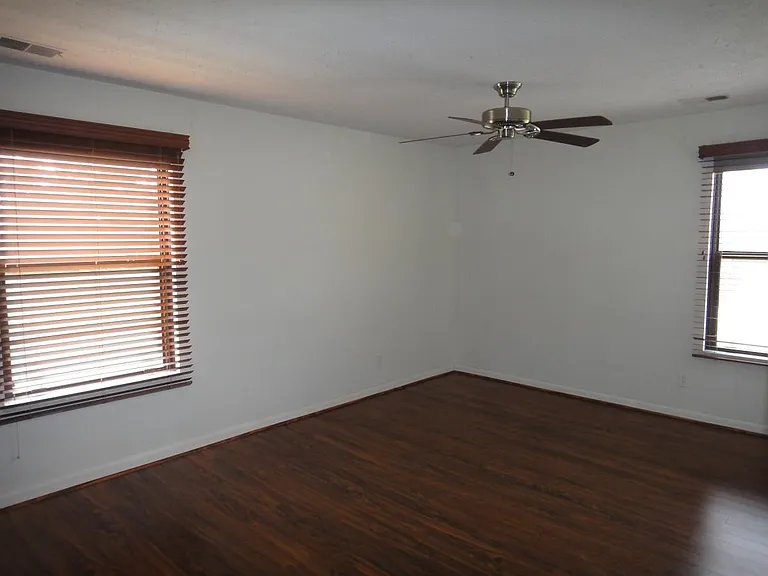 19257 Surrey Ln — Photo 5