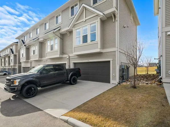 409 S Point Ln SW, Airdrie, AB T4B 5G8