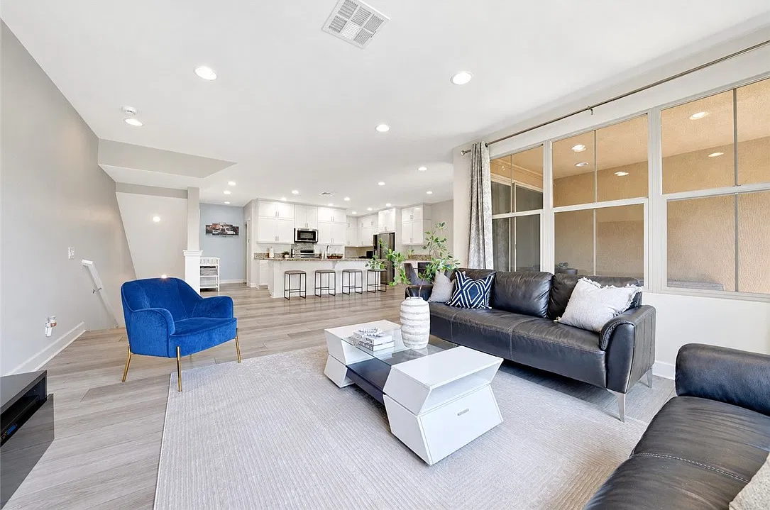 2 bed, 2.5 bath, 1716 sqft, $4,200 — Photo 4