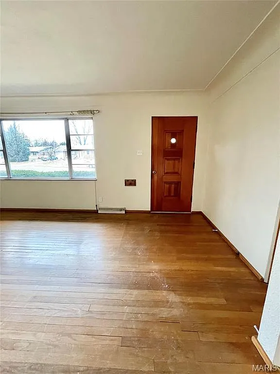 3 bed, 1.0 bath, 1044 sqft, $1,500 — Photo 2