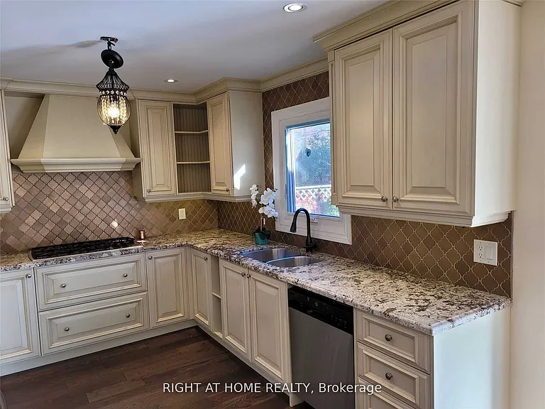 1080 Glenashton Dr #UPPER — Photo 17