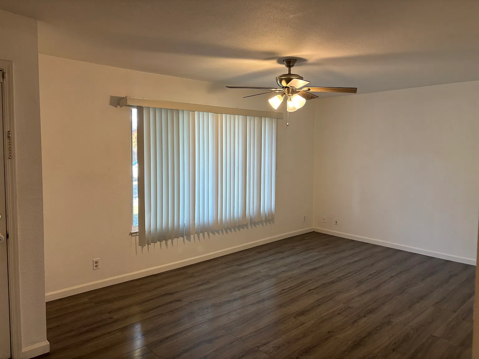 3 bed, 1283 sqft, $4,350 — Photo 2