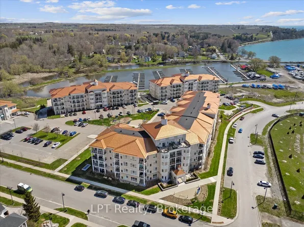 50 Lakebreeze Dr #102, Clarington, ON L1B 0V9