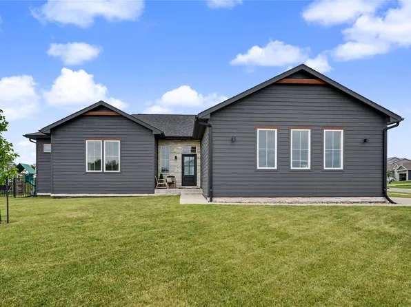 808 Willow Valley Dr, Norwalk, IA 50211