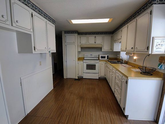 3rd image of 185 Dutchess Dr