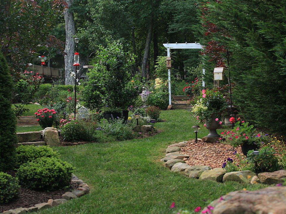 2nd image of 174 Berkshire Loop