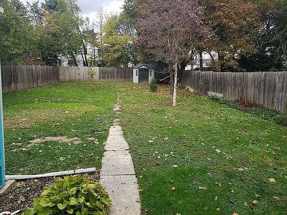 5th image of 127 Chestnut St